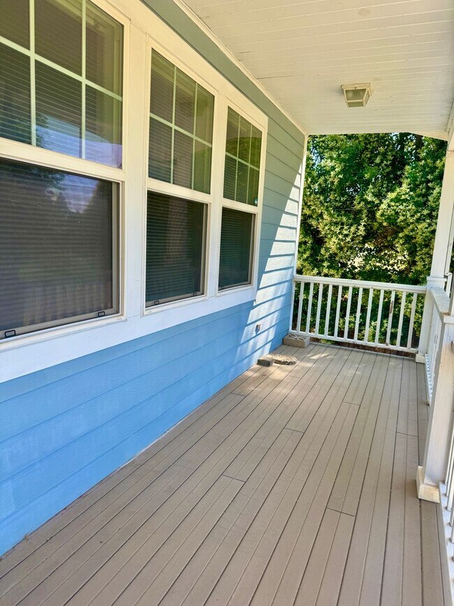 Building Photo - Charming 3-Bedroom, 2-Bath Home in a Pictu...