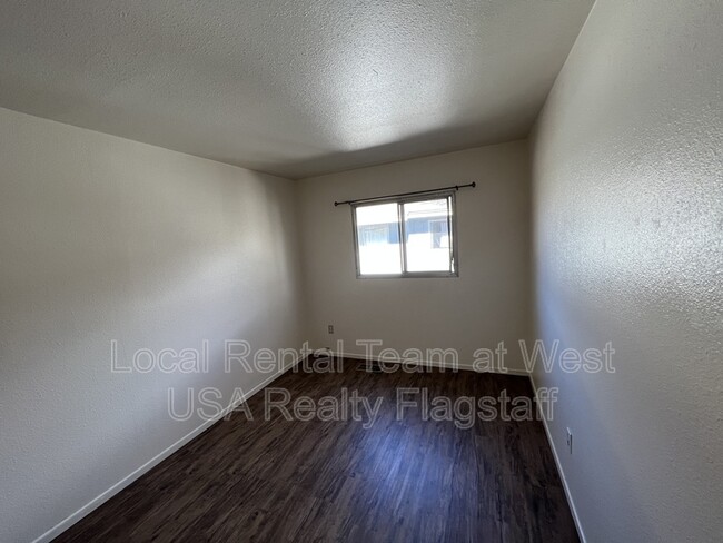 Building Photo - 323 N Bonito St