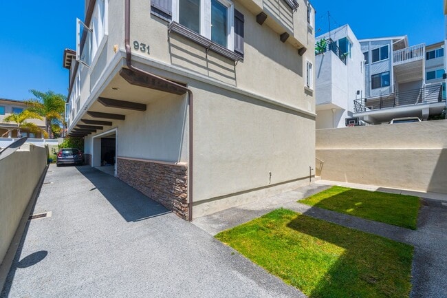 Building Photo - LUXURIOUS-CONTEMPORARY TOWNHOUSE W/ AMAZIN...