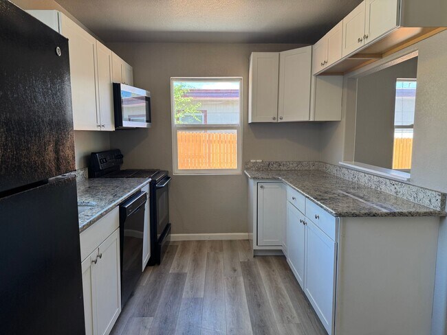 Building Photo - Near the heart of downtown 3 bedroom, 2 ba...