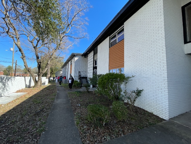 Building Photo - 3709 Wesley Dr