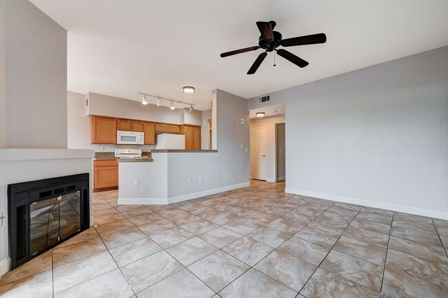 Building Photo - Spacious 2 Bedroom Condo in Gated Community!