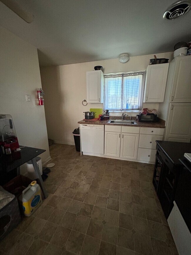Building Photo - 2 Bedroom, 1 Bath Duplex