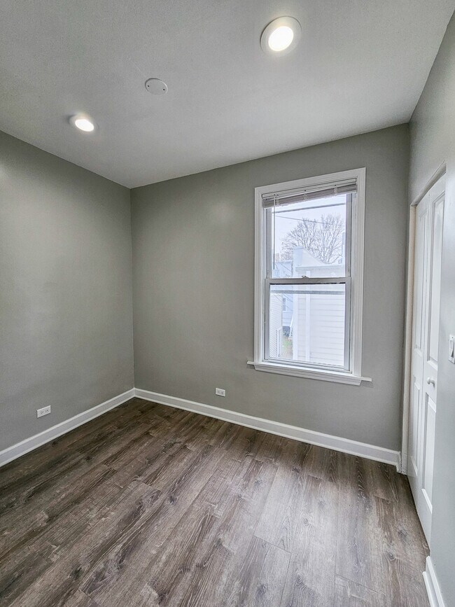 Building Photo - 1925 W Warner Ave