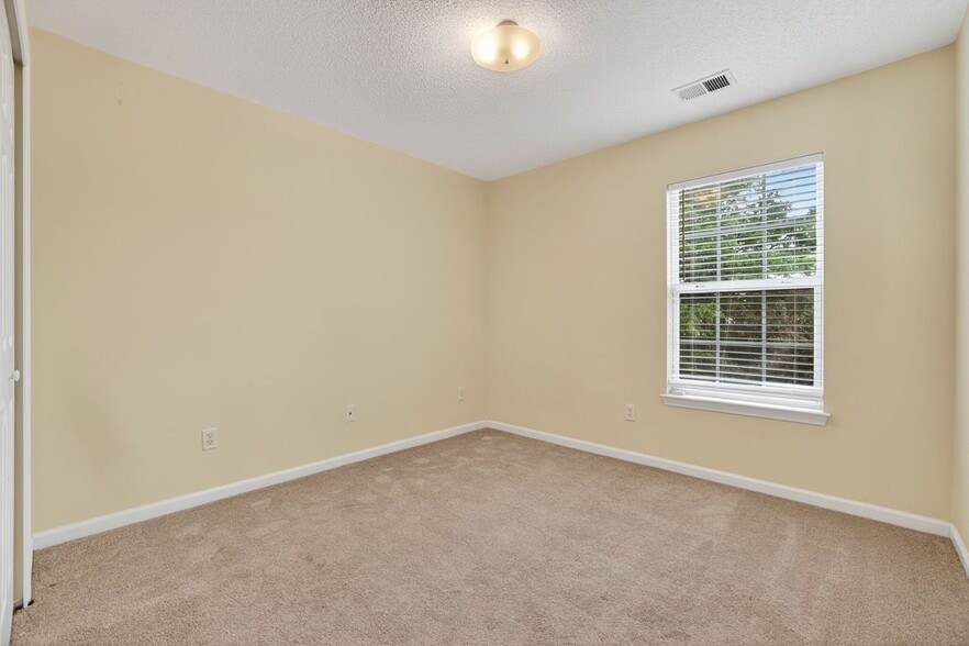 Building Photo - 135 Primrose Dr