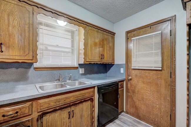 Building Photo - 3 bed 1 bath home in Mustang,OK