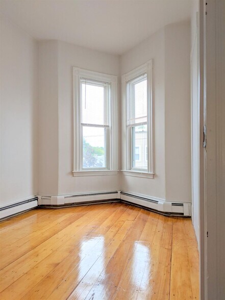 Building Photo - 393 Washington St