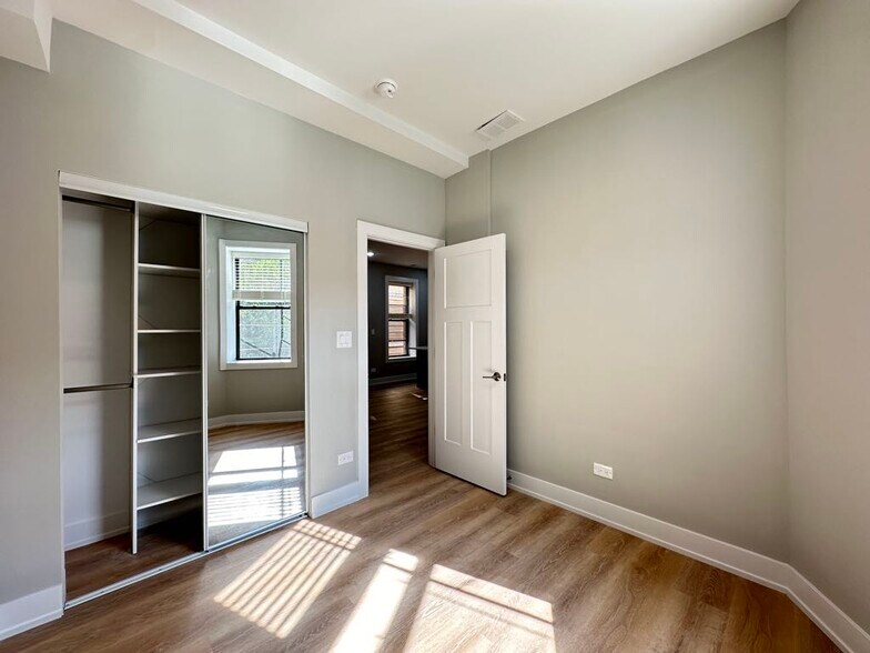 Building Photo - 419 W Belden Ave