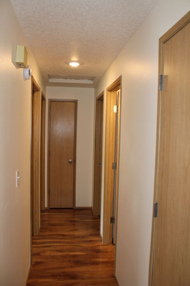 Building Photo - 3 or 4 bedroom, 2 bath updated home in Hillsboro near Intel Jones Farm