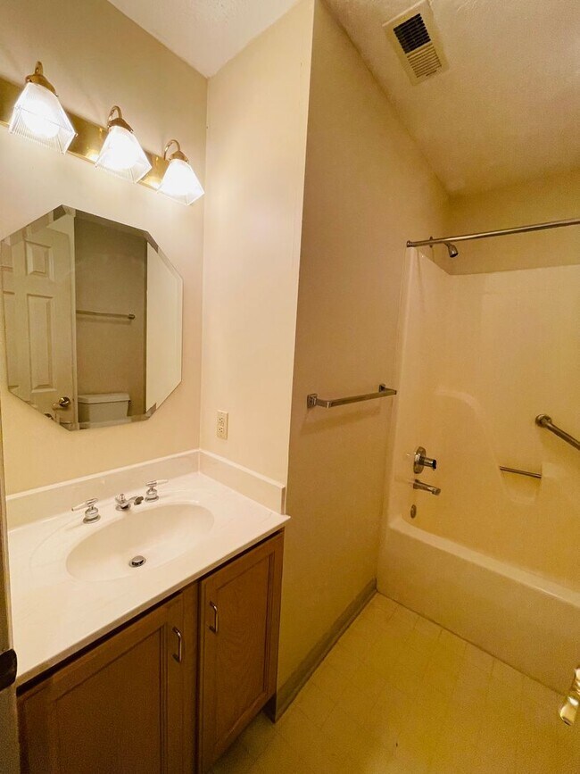 Building Photo - Townhouse for Rent on Emerald Drive