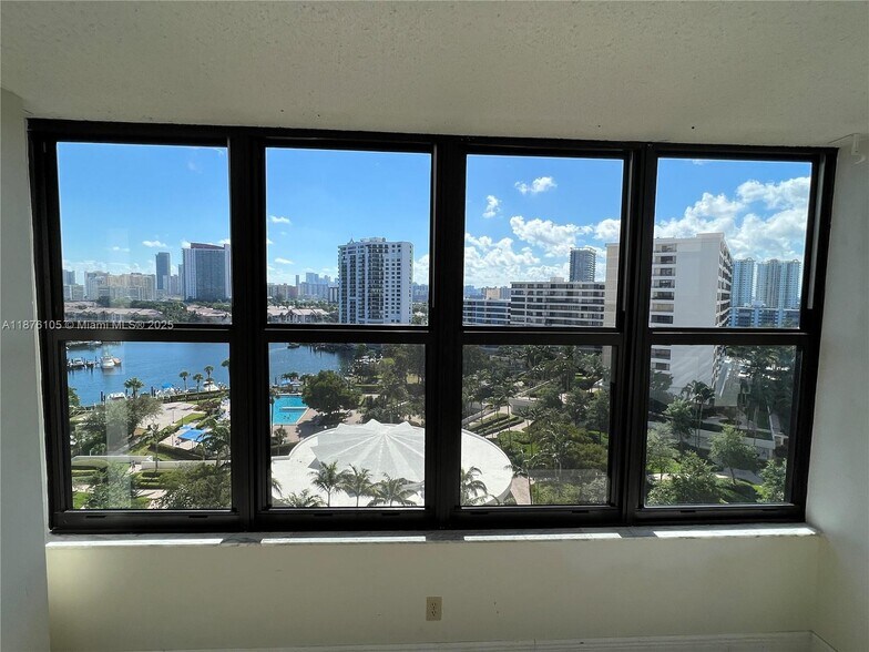 Building Photo - 2500 Parkview Dr