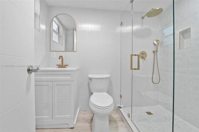 Building Photo - 129 SW 9th Ave