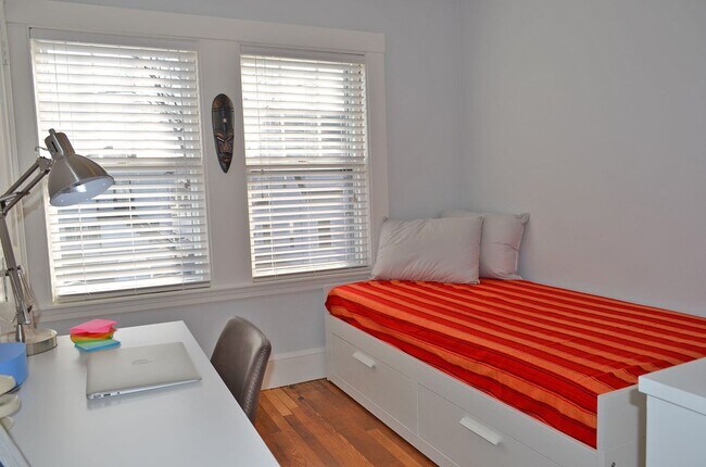 Building Photo - Winter Rental: 10A Gloucester Ave. (Utilit...