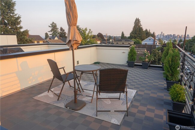 Building Photo - 2bd/1.75ba Seattle Townhome