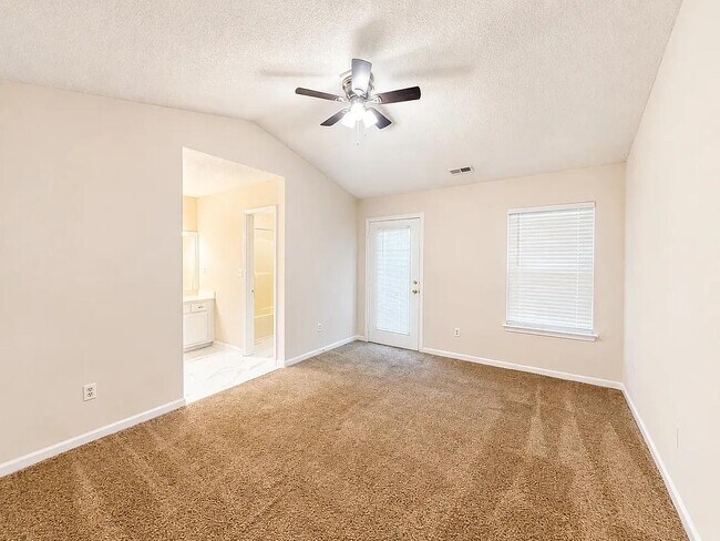 Building Photo - 9 Green Oak Dr