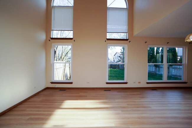 Building Photo - 671 Legends Dr