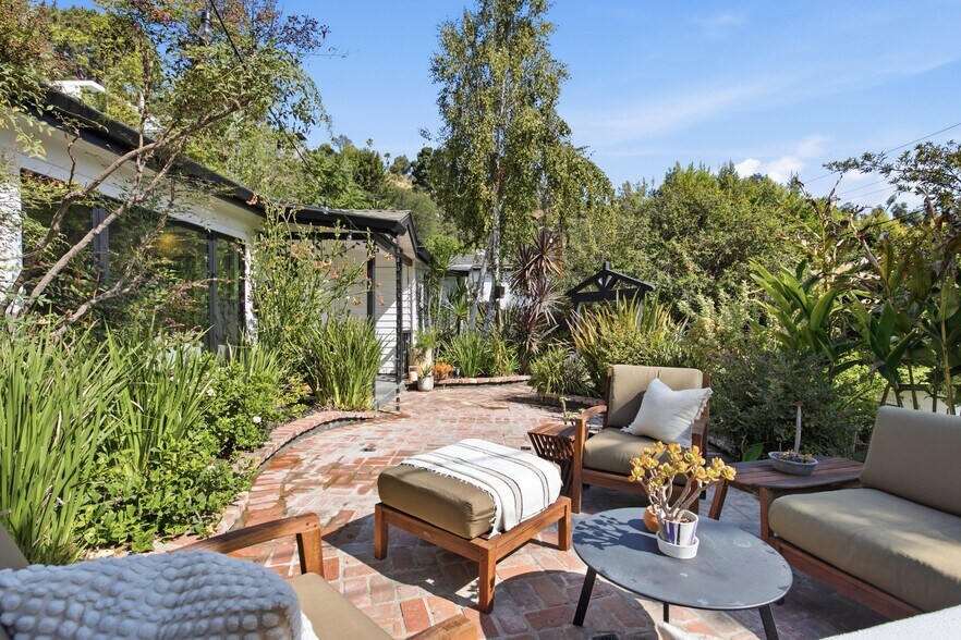 Building Photo - 8555 Walnut Dr
