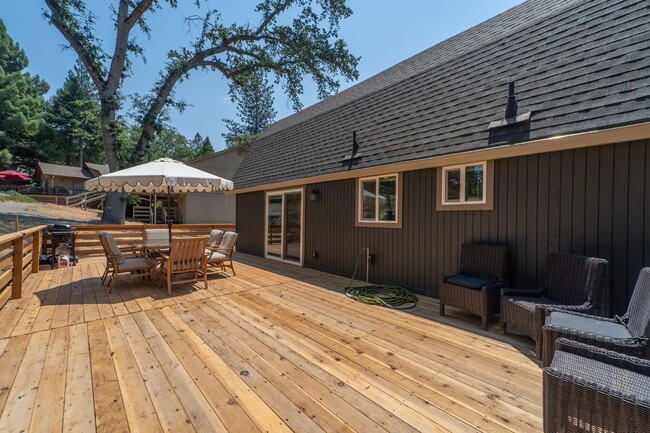 Building Photo - 2 BR w/ Loft