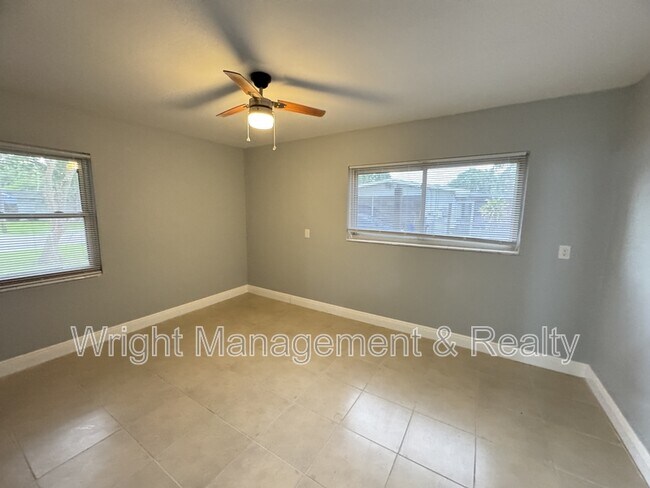 Building Photo - 427 Country Club Dr