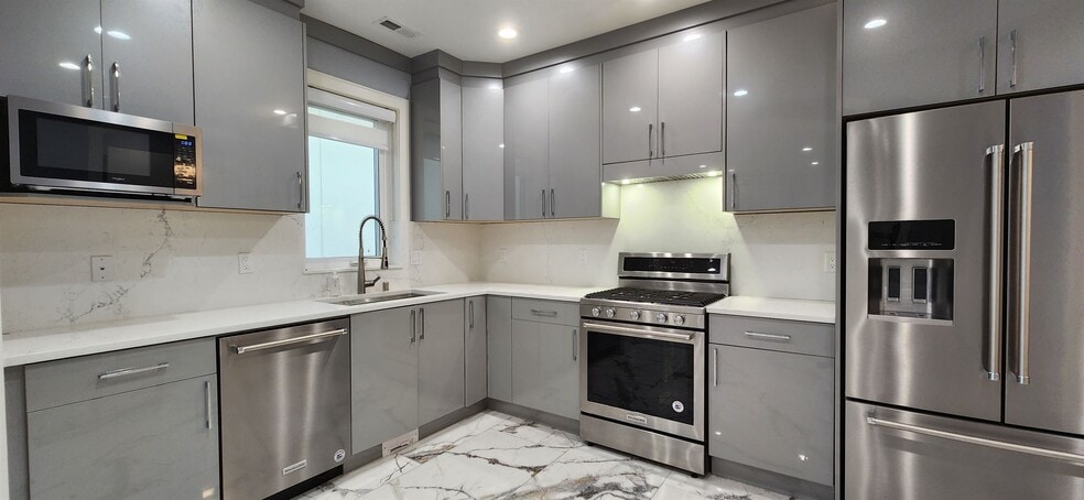 Building Photo - 1133 N 33rd Pl