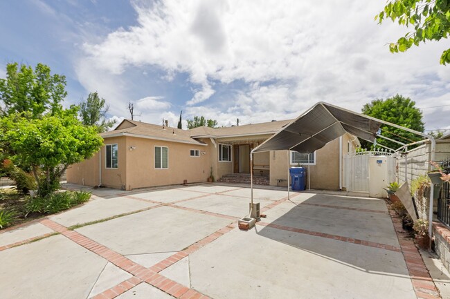 Building Photo - Beautiful 3 bd Home in Reseda!