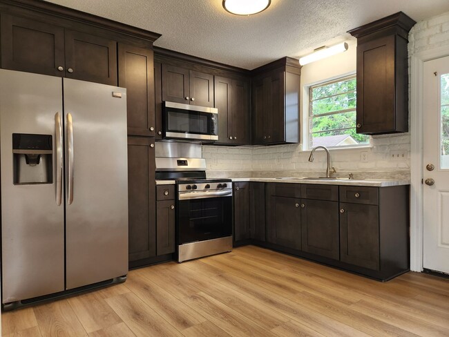 Building Photo - Stunning 4 bedroom, 2 bathroom home locate...
