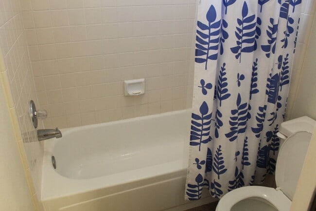 Building Photo - One Bedroom for Rent Southwest Bakersfield Gated Community