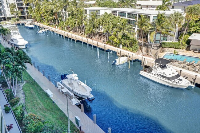 Building Photo - 3051 NE 48th St