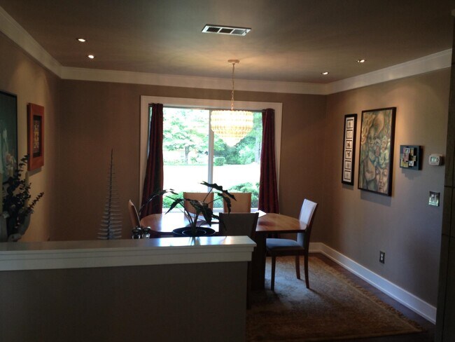 Building Photo - 2537 Stonegate Dr