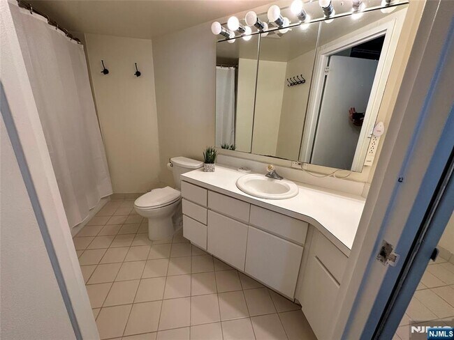 Building Photo - 200 Grand Cove Way