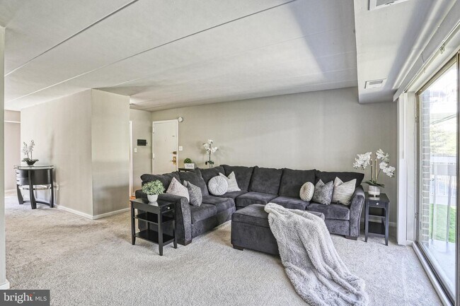 Building Photo - 3322 Hewitt Ave