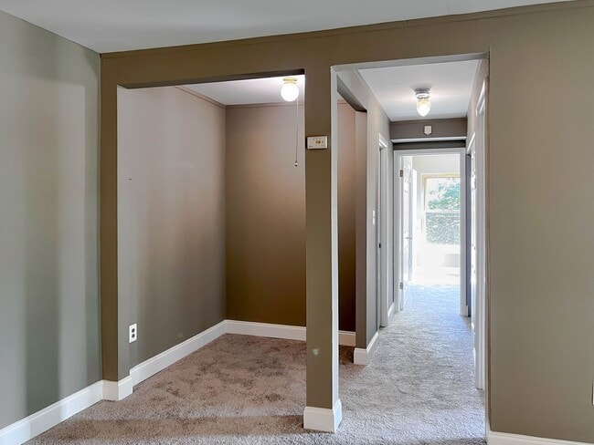 Building Photo - Suitland MD 2 BR 1 BA Renovated Condo