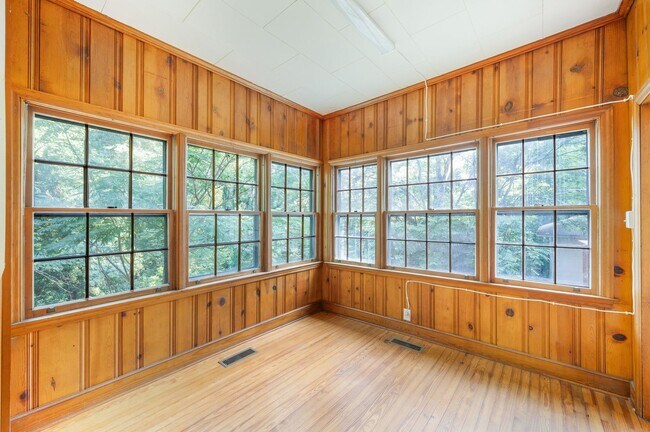 Building Photo - Beautifully updated House in Rivermont