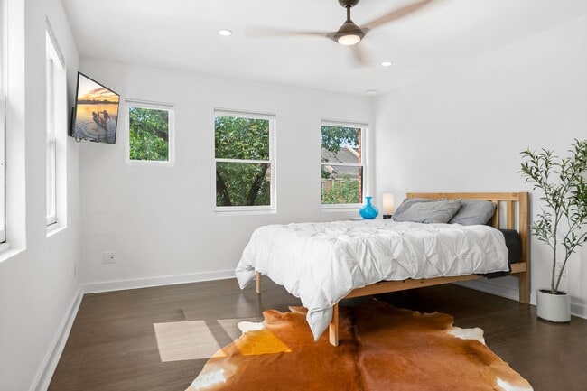 Building Photo - 4 Bedroom / 3 Bathroom Modern Contemporary...
