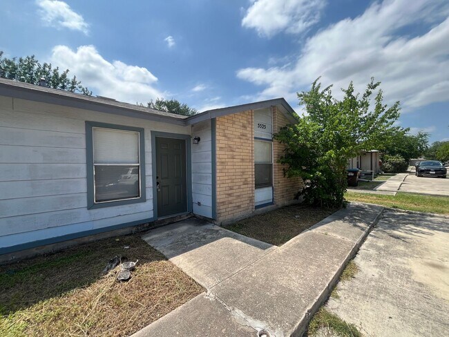 Building Photo - 5525 Lochmoor