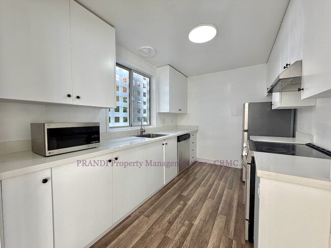 Building Photo - Bright Shelter Bay Condo with Water Views!