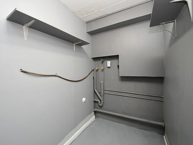 Building Photo - Spacious Living