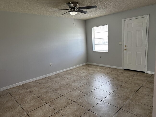 Building Photo - 1476 Temple Dr