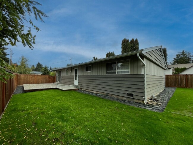 Building Photo - Adorable Three Bedrooom in Edgewood