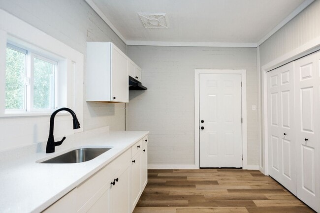 Building Photo - Move-in special: 50% off 1st month's rent – Newly Renovated 2 Bedroom Home!