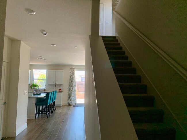 Building Photo - 4 Bedroom Home in Hollister with 3 Full Bathrooms and Central A/C