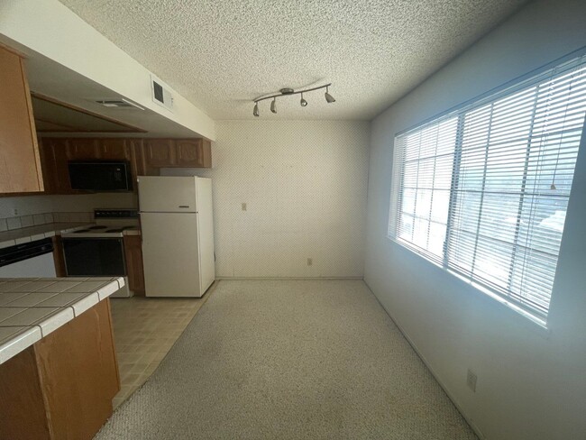 Building Photo - Nice 1 Bedroom, 1 Bathroom Condo - 1st Level!