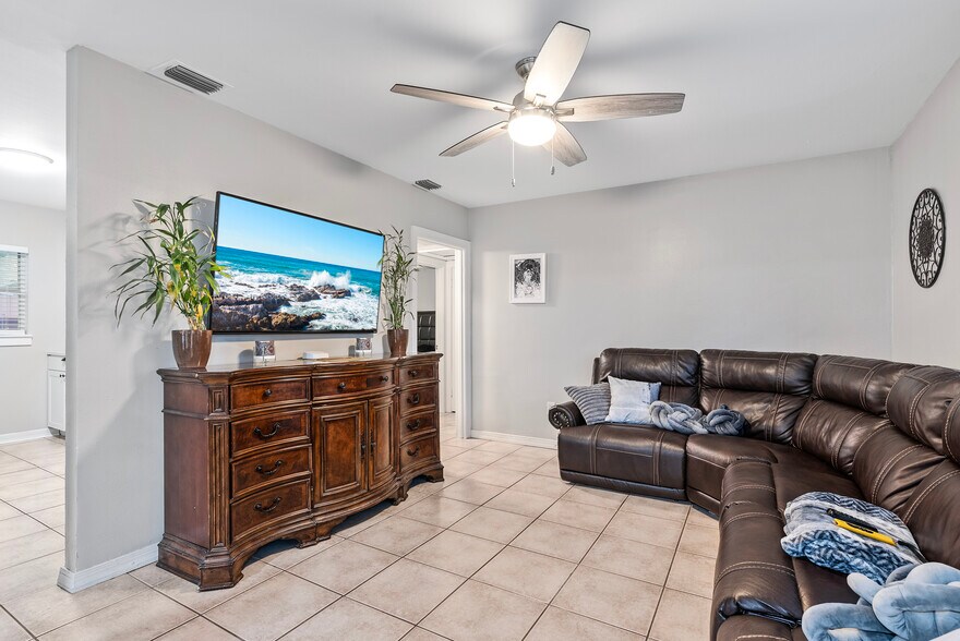 Building Photo - 3011 W Van Buren Dr