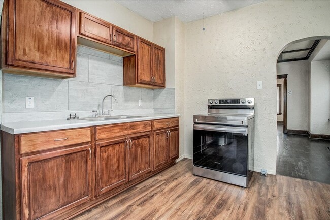 Building Photo - 806 Monroe Ave