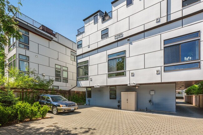 Building Photo - 2114 3rd Ave N