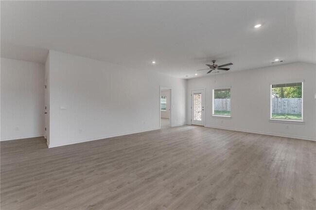 Building Photo - 981 PEBBLE Dr