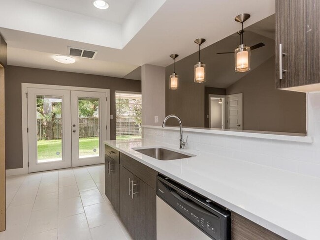 Building Photo - 3910 Hillside Dr