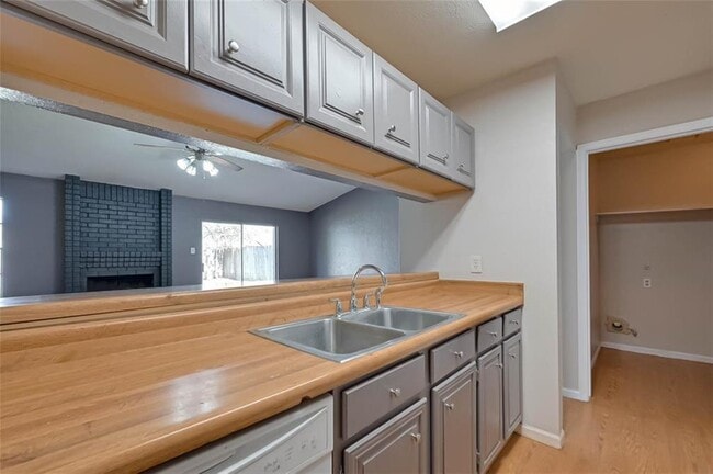 Building Photo - 2411 Country Pl Dr