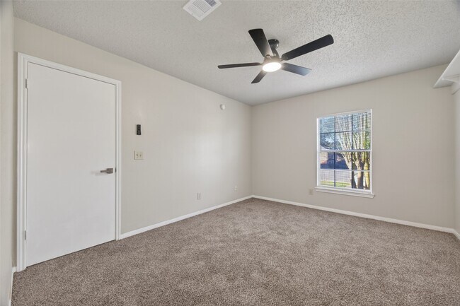 Building Photo - 21215 Park Bluff Dr