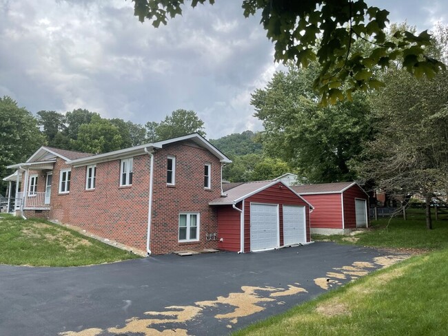 Building Photo - Charming 4 Bedroom, 3 Bathroom Home in the...